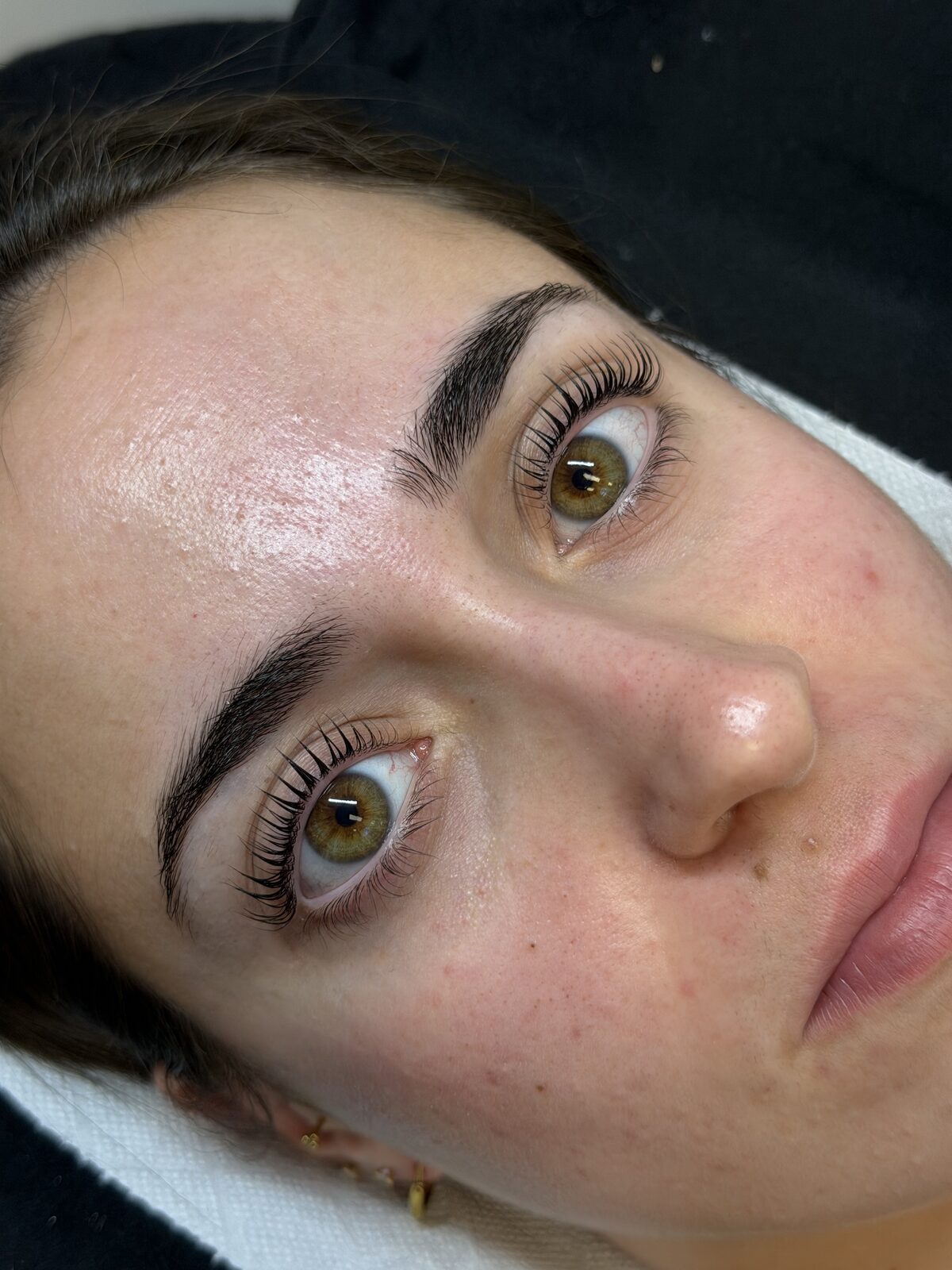 Resultado frontal de lifting de pestañas y diseño de cejas