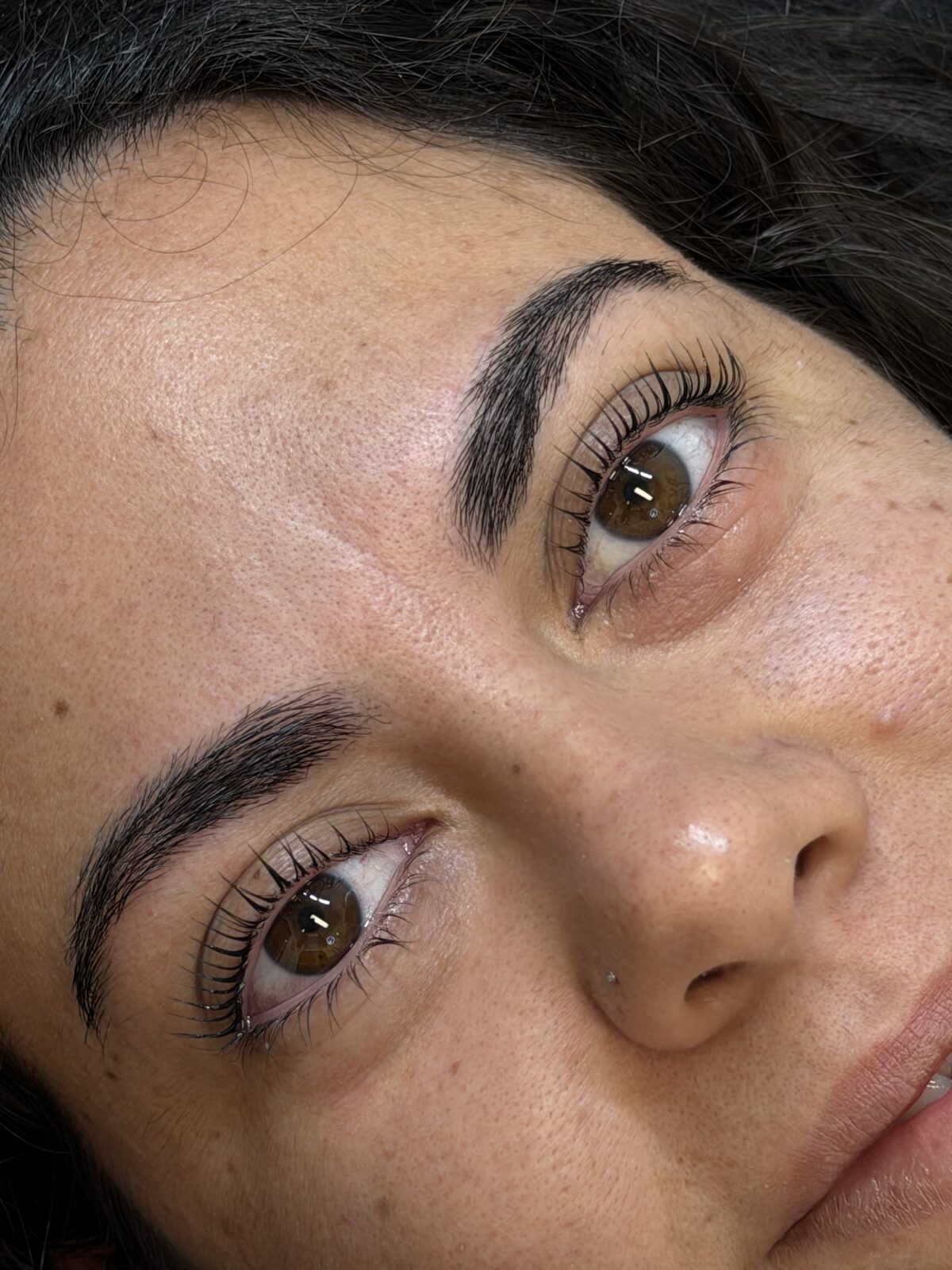 Lifting de pestañas en clienta de ojos marrones
