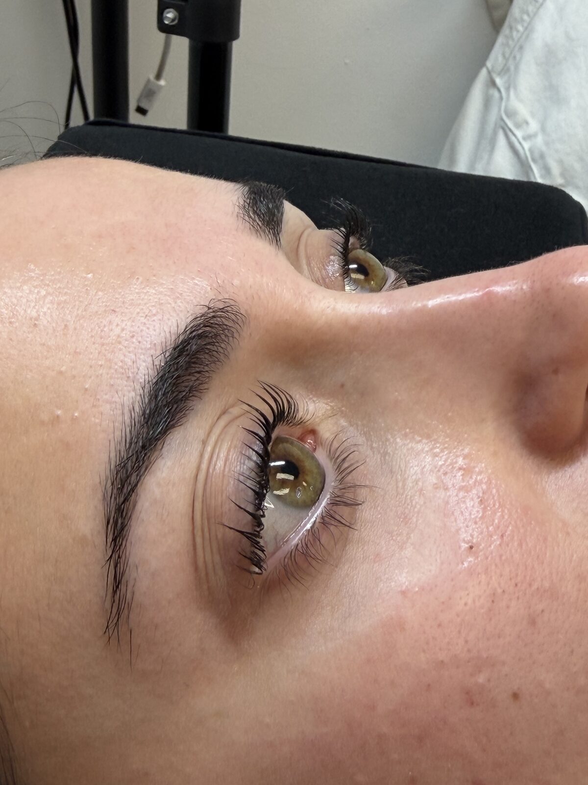 Lifting y tinte de pestañas, primer plano lateral de la mirada